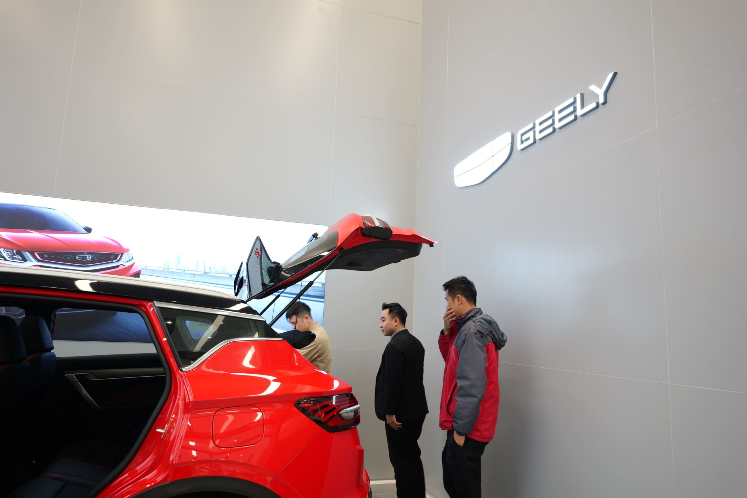 Đội ngũ Geely Nam Định hỗ trợ khách hàng nhiệt tình