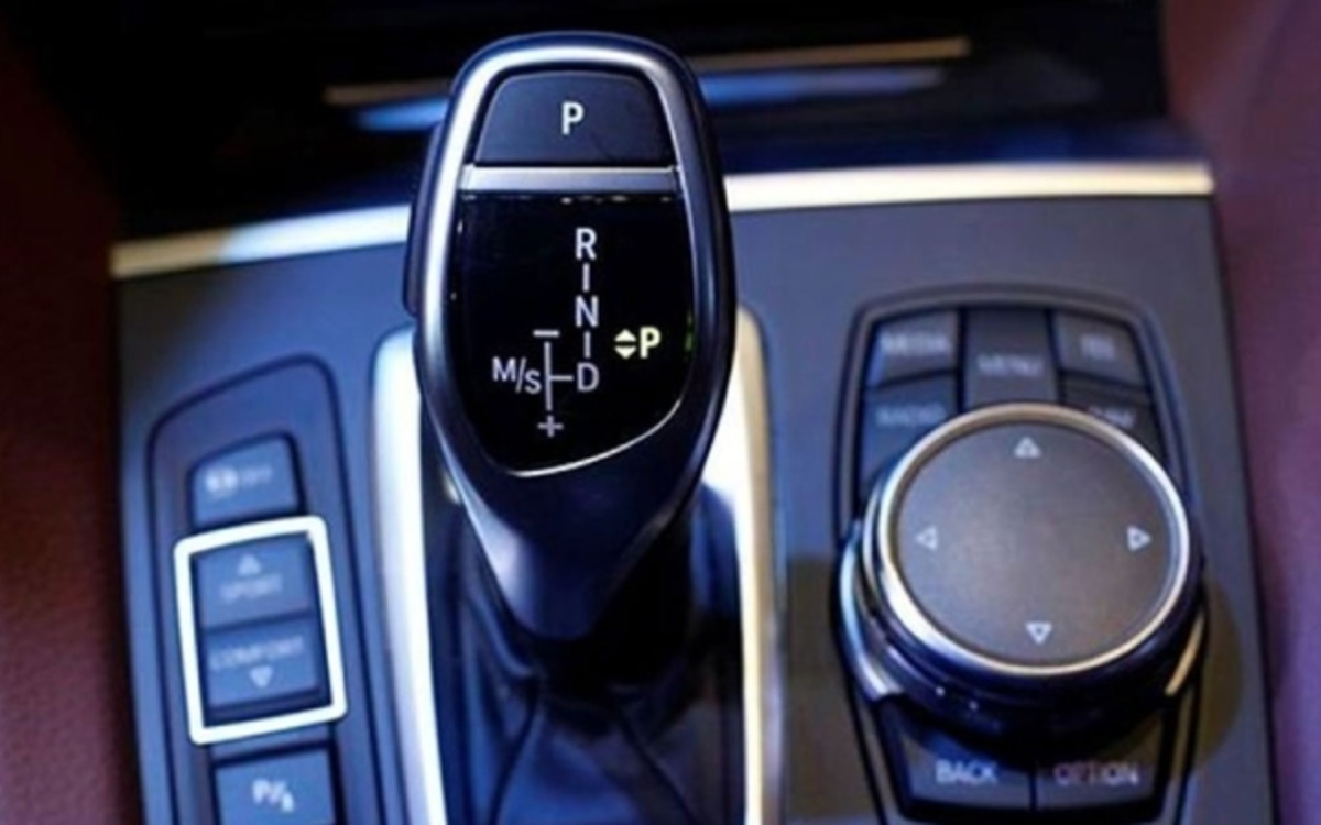 AT là tên viết tắt của Automatic Transmission, được hiểu là hộp số tự động