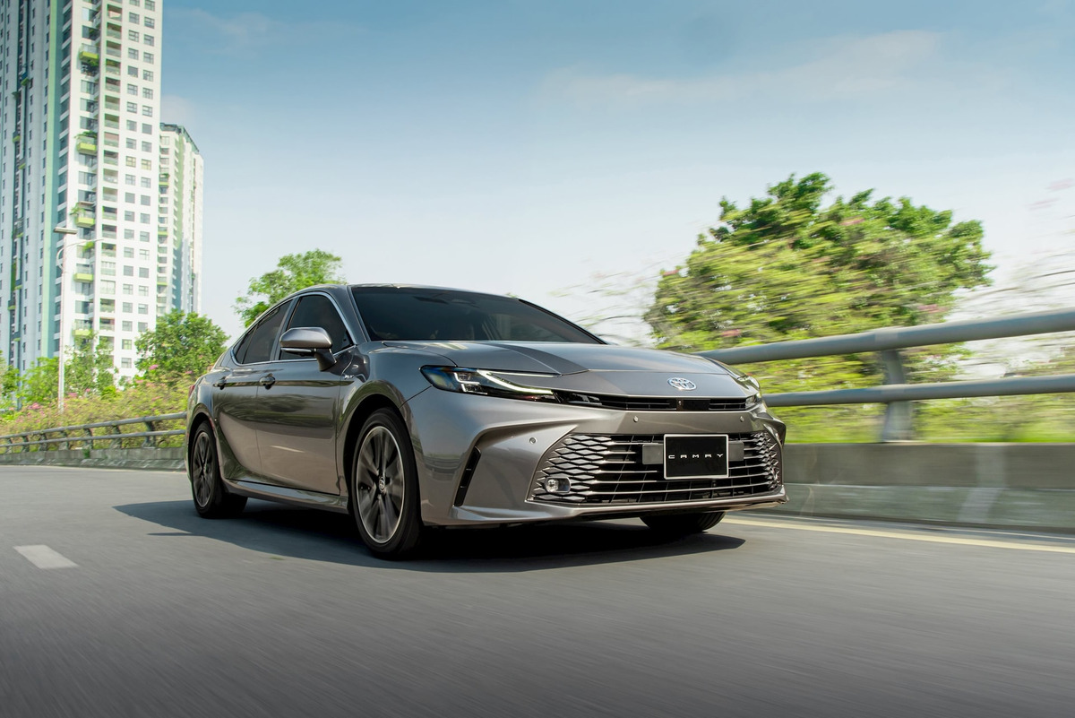 Xe sedan hạng D có khoảng trống cabin thoải mái cho 5 người 