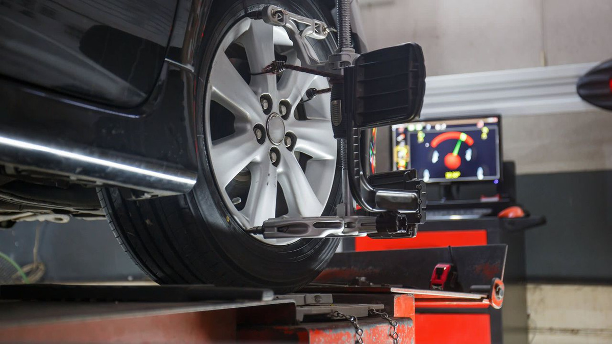Lốp mòn không đều là một trong nguyên nhân khiến vô lăng bị nặng 